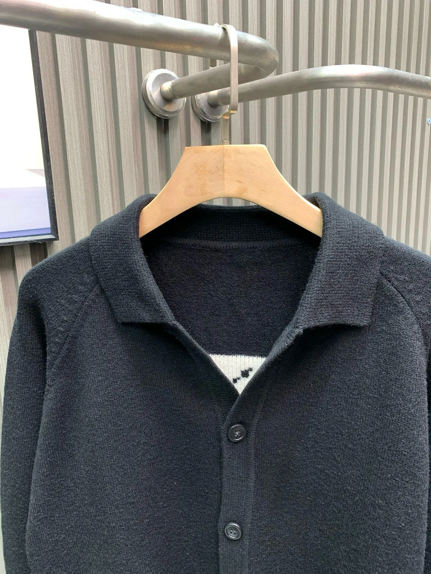 🅿️440 🀄️ Louis Vuitton Louis Vuitton sweaters are one of the hottest items in autumn and winter. They look good, are easy to wear and match, and can be easily controlled by all body types. For the early autumn temperature, they can be worn alone. I recommend the new LV&NBA joint brand to everyone. This knitted jacket is made of technical wool blend and is embellished with an intarsia NBA logo on the front. The new LV Court logo of the 2021 spring and summer pre-series is inspired by the basketball tactics diagram behind it. Paired with knitted ribs and horn buttons, this cute sweater melted my girly heart the moment I saw it. It is a fresh and gentle blue with just the right saturation, soft and comfortable, and this color is particularly flattering to the skin tone and looks tender. 50% nylon 38% wood Tencel 12% wool NBA logo takes time and heavy work. Full of craftsmanship. Comfortable to wear and skin-friendly without getting pricked. The slightly loose version is not picky and has enough capacity to hide the flesh. It can be worn with a good proportion. The upper body is youthful and energetic and looks younger. Pair it with pants and skirts to make it look younger. If you like it, don’t miss it...